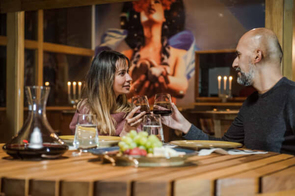 Pareja en restaurante Las Qolqas hotel ecolodge Cuzco Perú