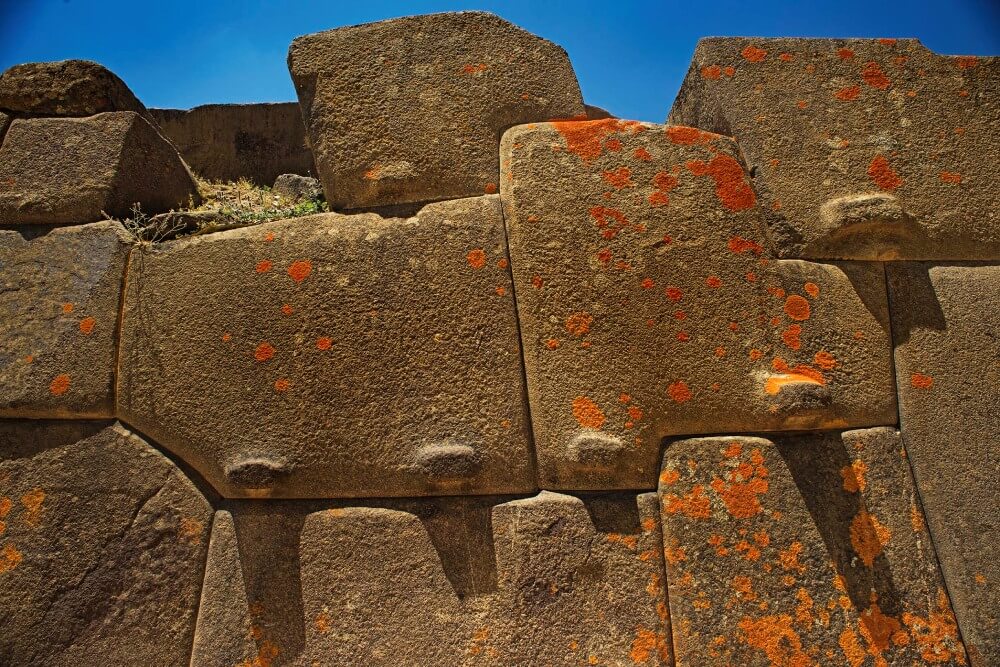 Megalithic wall at Las Qolqas Perú