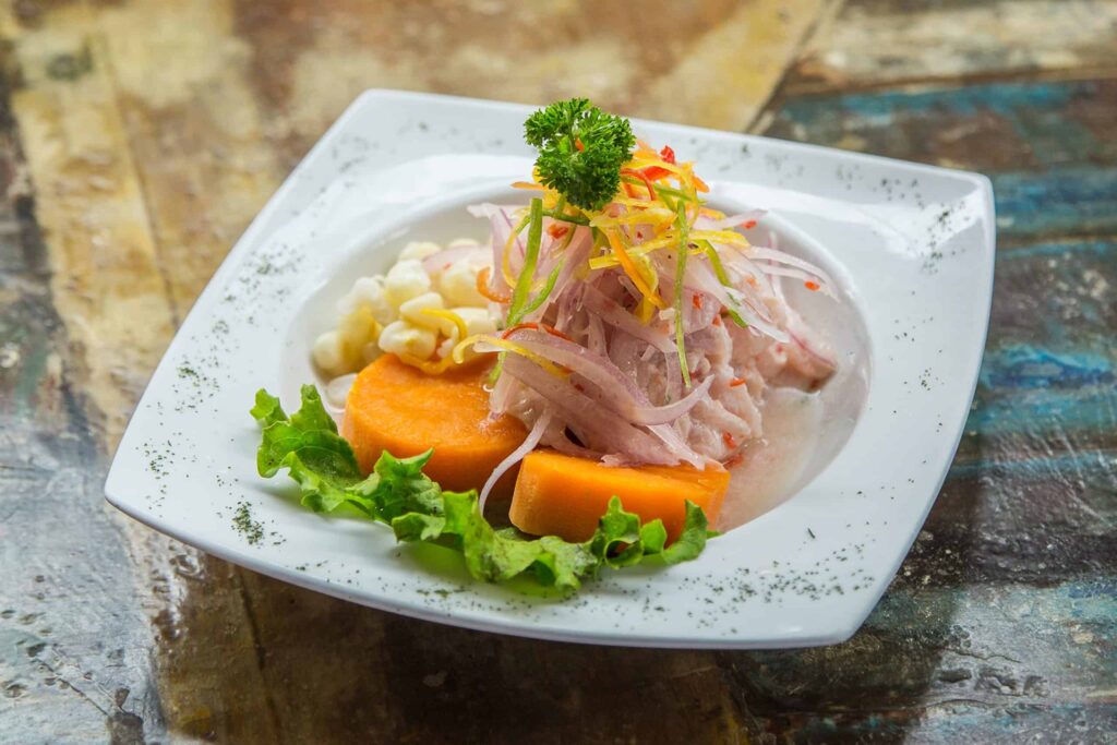 ceviche peruano en plato