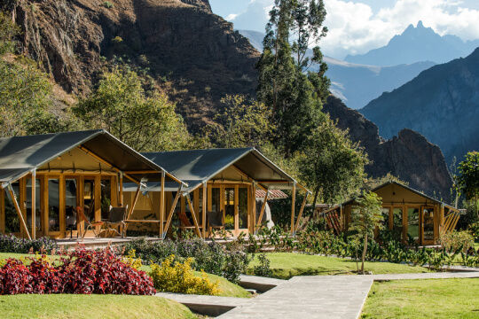 Tienda de pareja rodeada de montañas en Ollantaytambo  en uno de los hoteles cerca de Machu Picchu