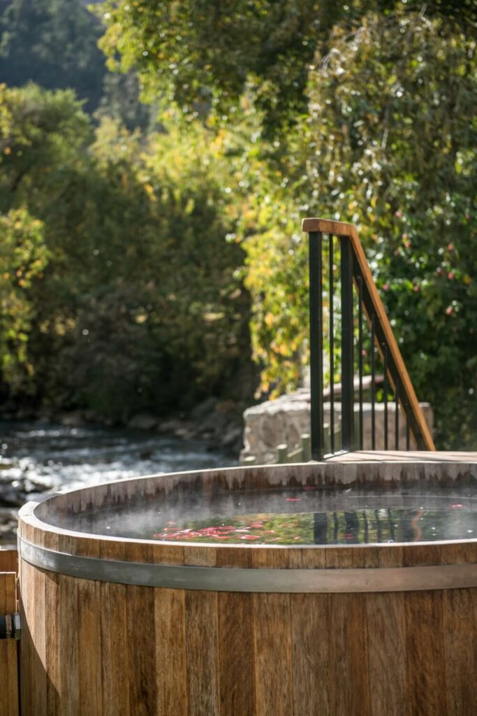 Onsen spa con el río de fondo en Hotel Las qolqas ecolodge Ollantaytambo