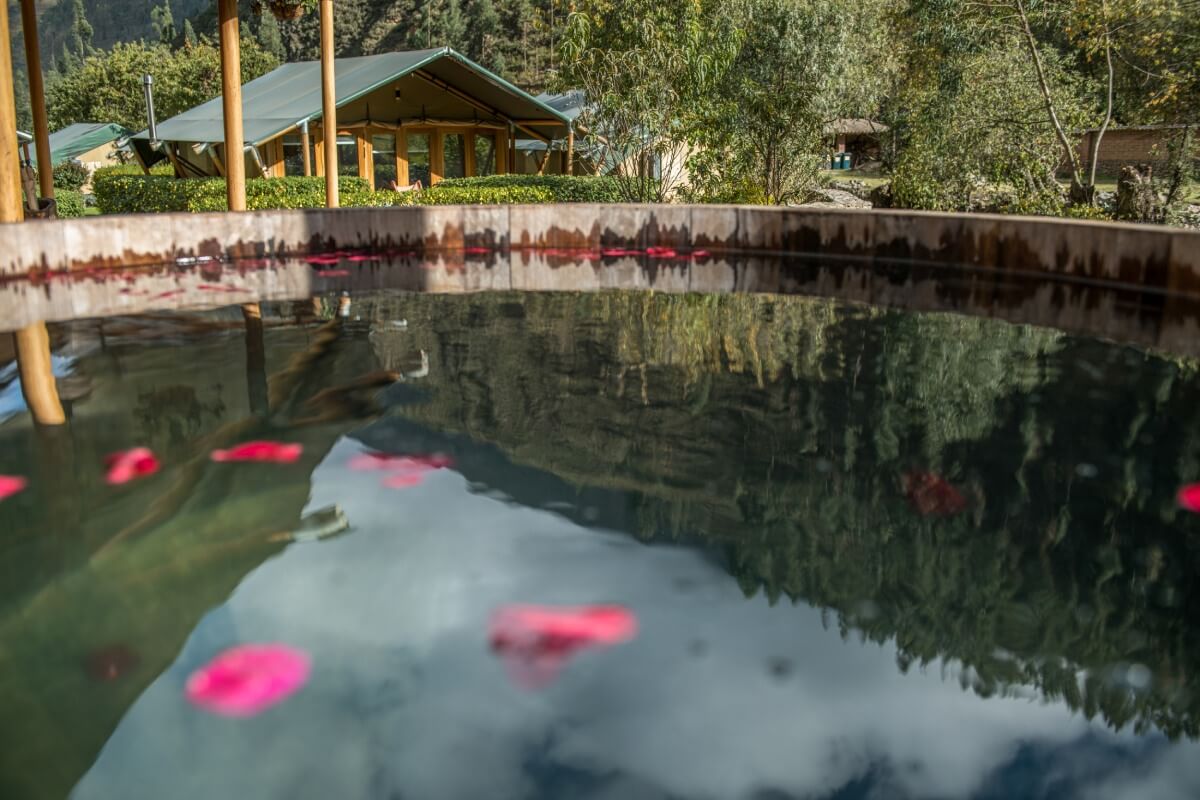 Onsen spa con las tiendas de Las qolqas ecolodge al fondo